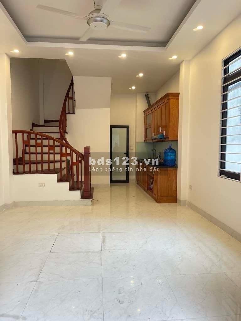 Bán nhà Thạch Bàn 39m2, MT 4.3m. 6.3 tỷ, 15m ra phố cạnh hồ điều hoà cực đẹp