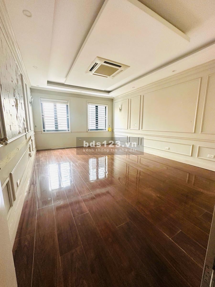 7 tầng thang máy - Hai thoáng trước sau - Sổ vuông như tờ đô - Mặt phố Linh Lang