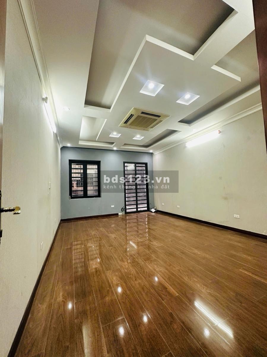 7 tầng thang máy - Hai thoáng trước sau - Sổ vuông như tờ đô - Mặt phố Linh Lang