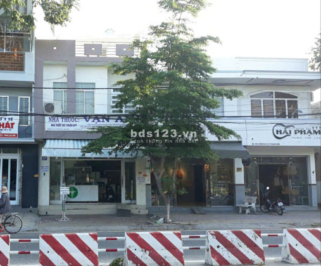 Bán gấp chỉ 4,5 tỷ nhà phố 3 tầng 349A Ngô Gia Tự, trung tâm TP. PRTC Ninh Thuận. Ngang 5,5m nở hậu