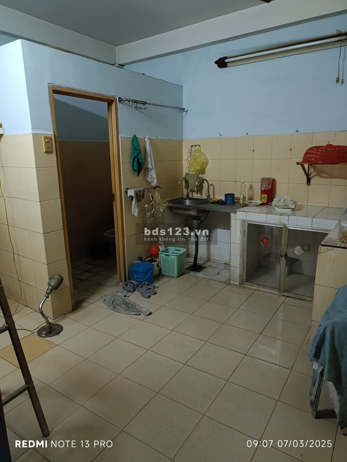 Đi định cư nên bán nhà ở lâu năm, mặt tiền đường Lạc Long Quân. Gần Đầm Sen