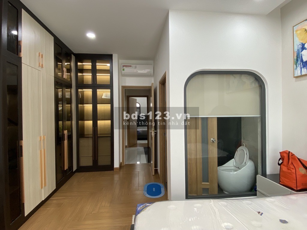 Nhà đẹp 5 tầng hiện đại và sang trọng, có thang máy, hxh gần MT