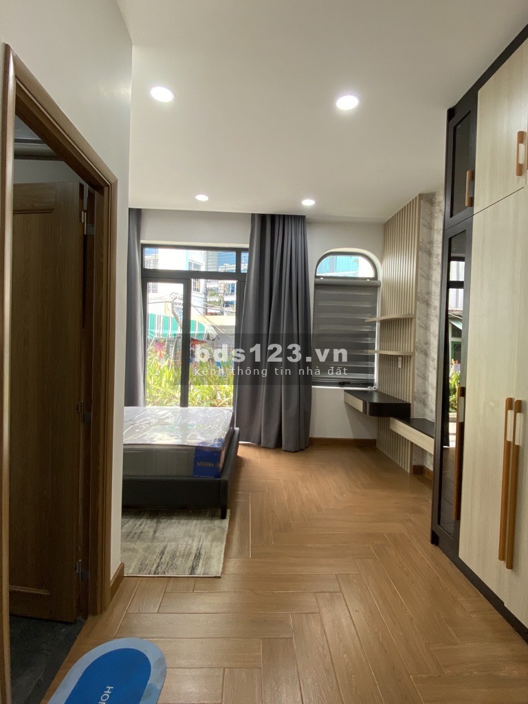 Nhà đẹp 5 tầng hiện đại và sang trọng, có thang máy, hxh gần MT