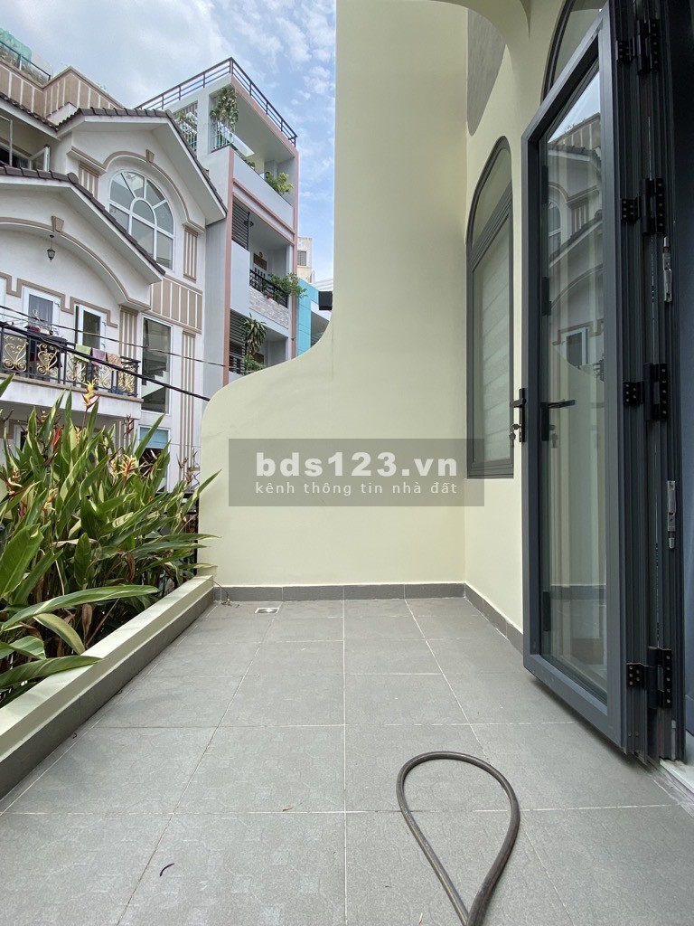 Nhà đẹp 5 tầng hiện đại và sang trọng, có thang máy, hxh gần MT