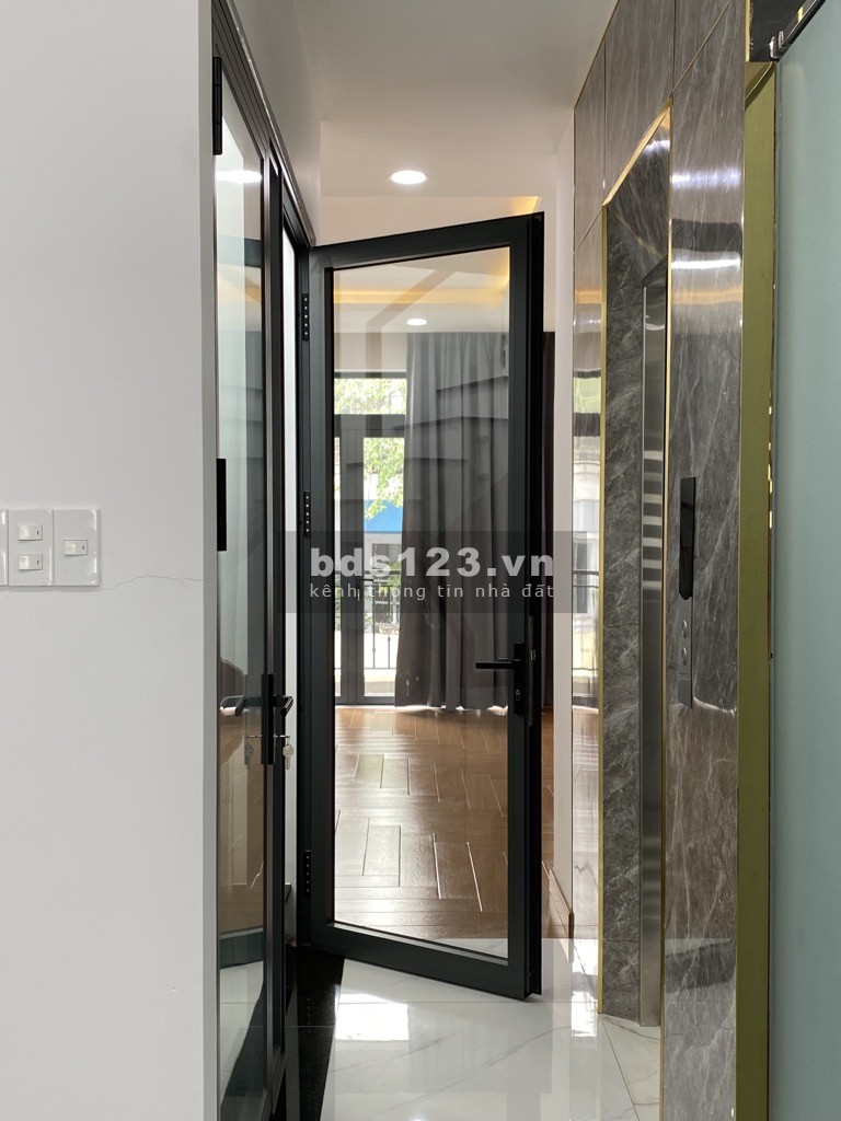 Nhà đẹp 5 tầng hiện đại và sang trọng, có thang máy, hxh gần MT