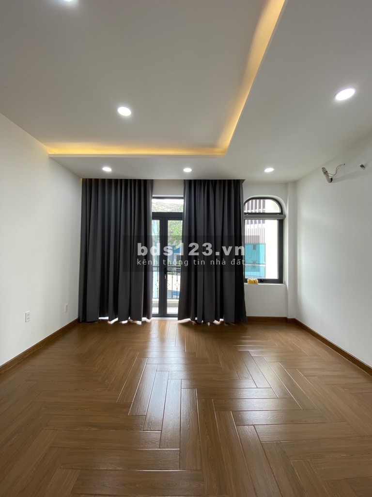 Nhà đẹp 5 tầng hiện đại và sang trọng, có thang máy, hxh gần MT