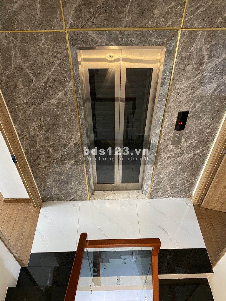 Nhà đẹp 5 tầng hiện đại và sang trọng, có thang máy, hxh gần MT