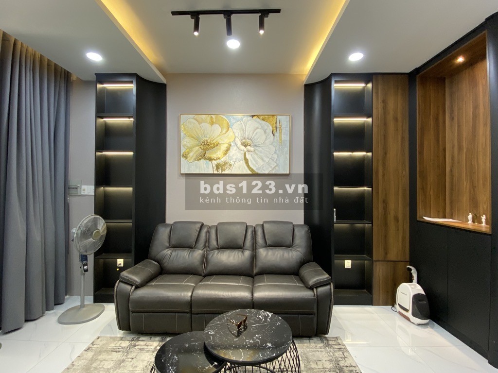 Nhà đẹp 5 tầng hiện đại và sang trọng, có thang máy, hxh gần MT