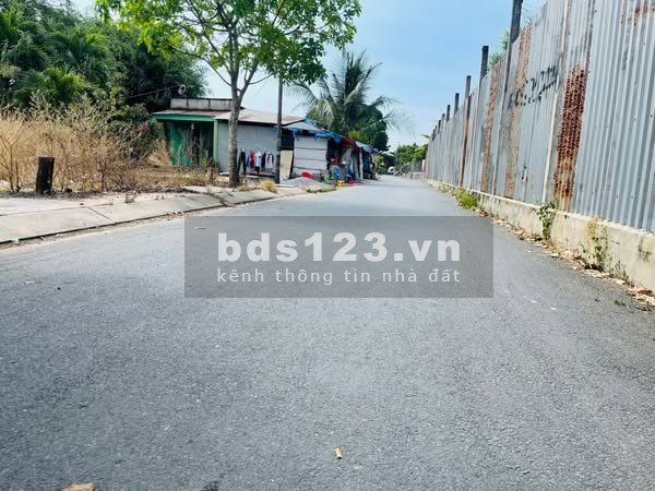 Chủ cần bán gấp lô đất 135m², mặt tiền đường nhựa, sổ hồng riêng, giá chỉ 850 triệu