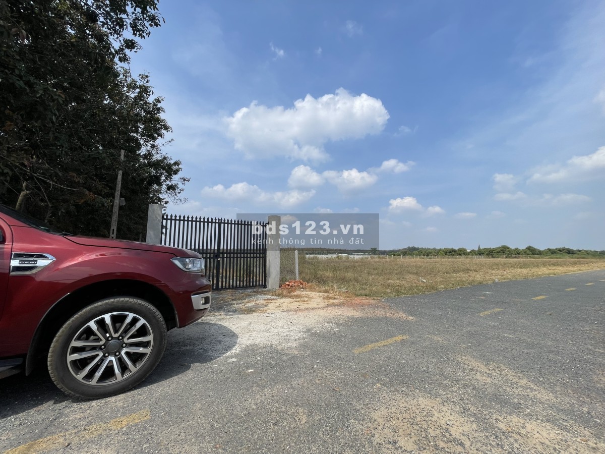 Bán lô gốc MT (1.600m2) full SHR, giá 450 triệu sát KCN, trường chợ, trung tâm sầm uất nhất thị xã