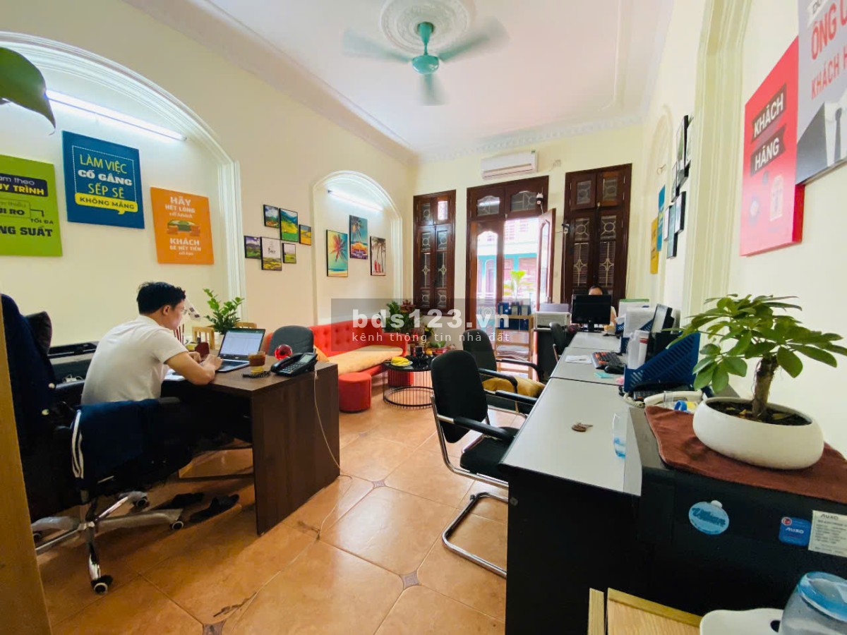 Văn phòng đẹp thoáng 28 m2 Hoàng Quốc Việt, Cầu Giấy
