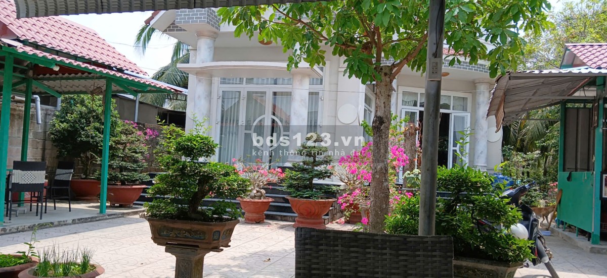 Cần bán BIỆT THỰ SANG TRỌNG trong khuôn viên đất rộng 2.400m2 sát DT 870 dẫn Cầu Rạch miễu 2.