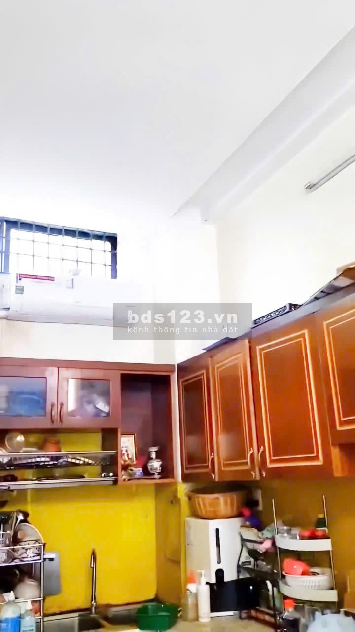 Hạ nốt 4 tỷ 9, mời môi giới 3% đường thông 5m xe hơi, kế siêu thị Emart 700m, ..