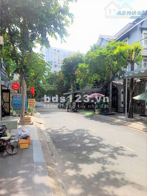Bán gấp nhà mặt tiền đường Trung Mỹ Tây 03. DT: 7,2x28m CN: 185M2, giá: 9.1 tỷ