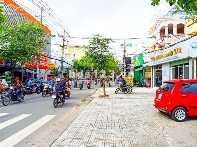 Mặt Tiền Nguyễn Văn Quá, DT: 8x42m, 6 tầng, cho thuê 100tr/th dài hạn