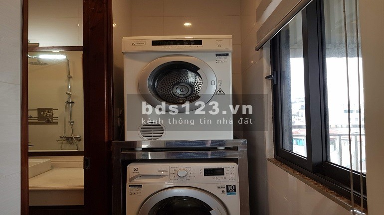 Cho thuê căn hộ dịch vụ tại Yên Phụ, Tây Hồ, 100m2, 1PN, ban công, view hồ, đủ đồ đẹp