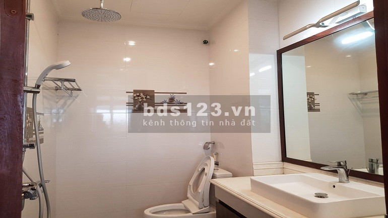 Cho thuê căn hộ dịch vụ tại Yên Phụ, Tây Hồ, 100m2, 1PN, ban công, view hồ, đủ đồ đẹp