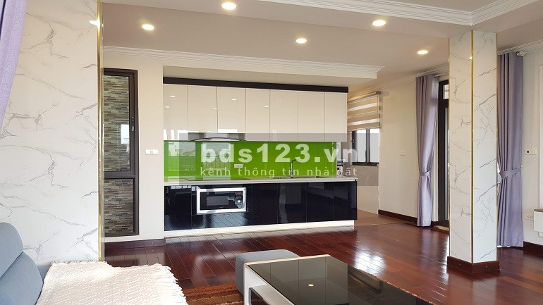 Cho thuê căn hộ dịch vụ tại Yên Phụ, Tây Hồ, 100m2, 1PN, ban công, view hồ, đủ đồ đẹp
