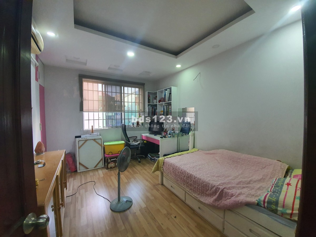 Chung cư Screc, P12, Q3, rộng 80m2, 2p, 2wc, giá 13,5tr/th
