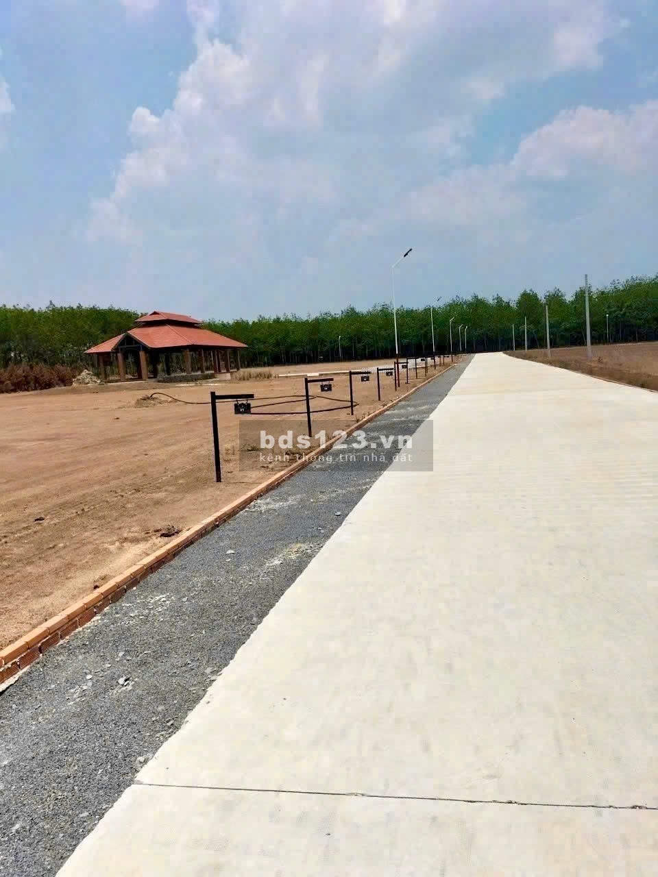 Bán Đất Giá Rẻ - Mặt Tiền Đường Bê Tông - Chỉ 195 Triệu!