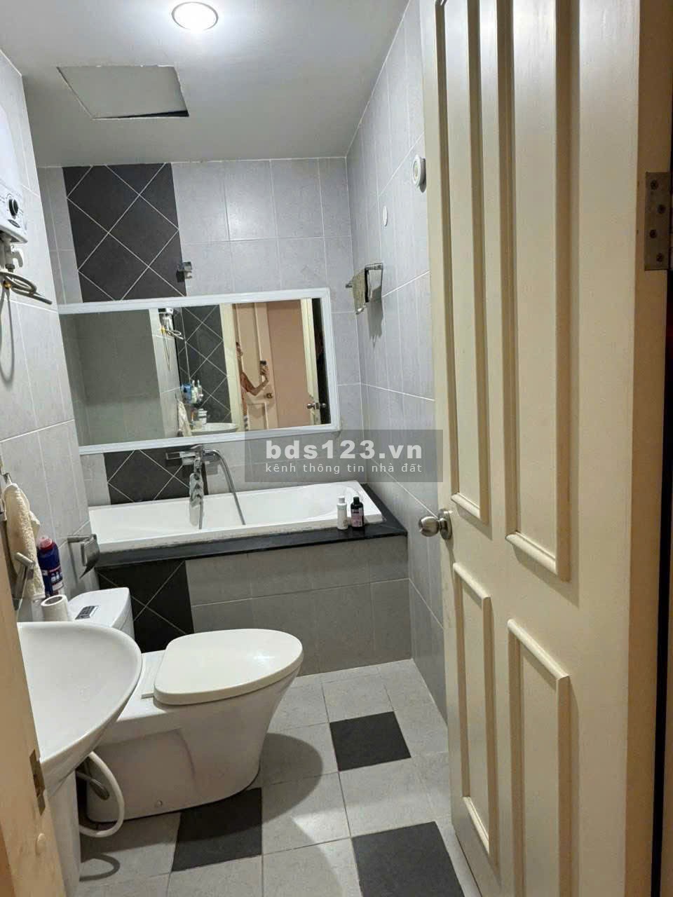Chung cư Hoa Sen, 262 Lạc Long QUân, Q11: 120m2, 3p ngủ rộng, 2wc sạch, 15tr