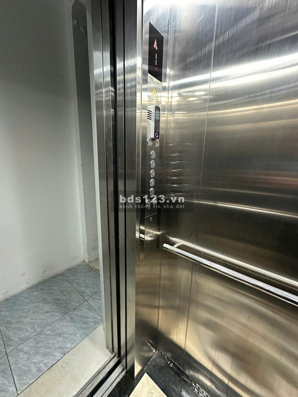 Bán nhà 6 tầng thang máy mặt hồ Chùa Láng - Đống Đa
