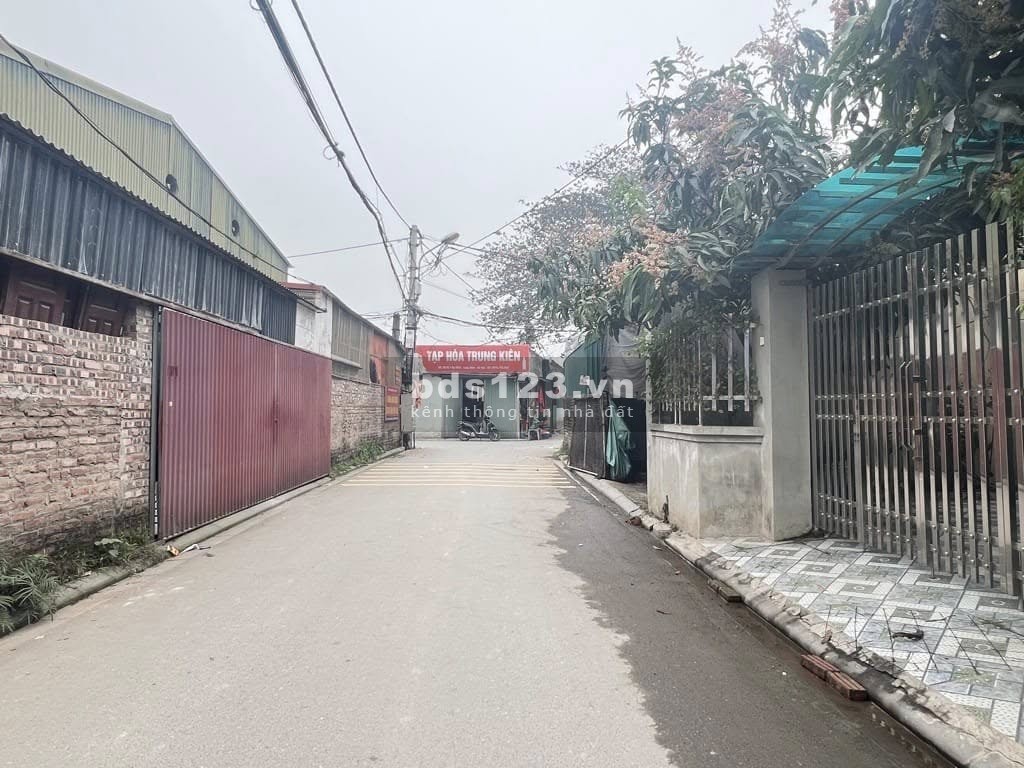 Ngõ thông, ô tô tránh cách 5m, tiện ích đầy đủ, giao thông thuận tiện. Đất full thổ cư.