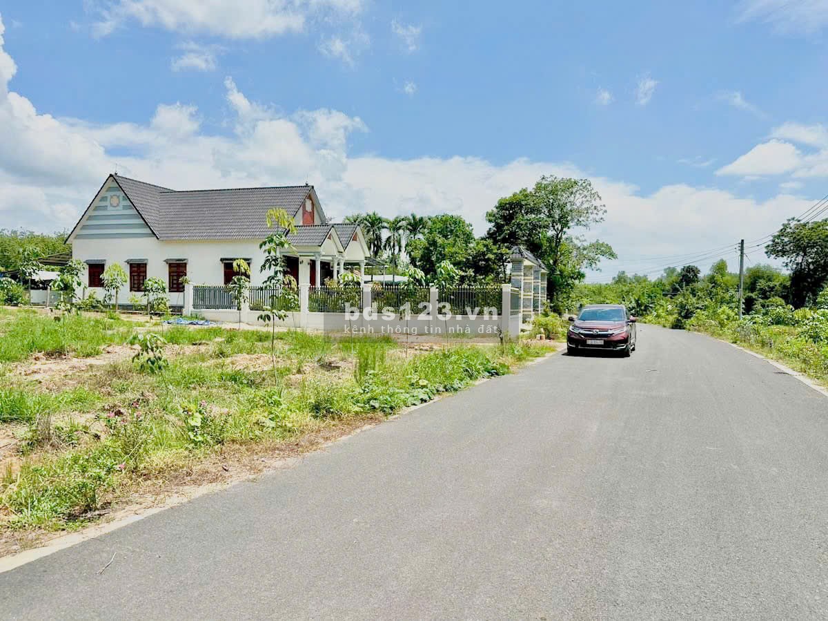 Cần tiền bán nhanh 10x40 = 400m² đất thổ cư, SHR. Gần chợ, trường học, dân cư đông đúc. Giá 180 tr