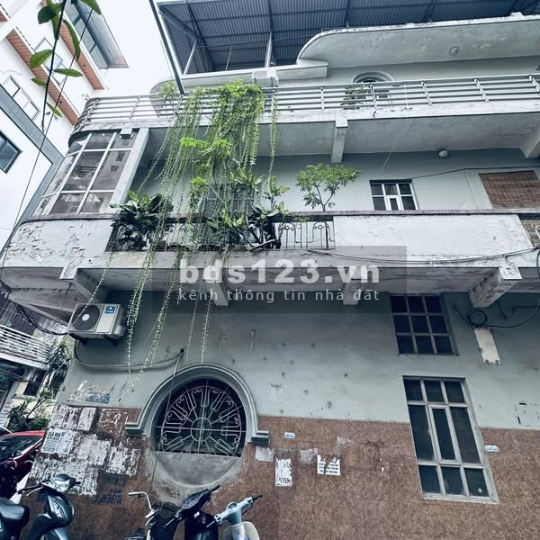 Bán nhà 2 tầng cũ ngõ phố Láng Hạ. MB 180m MT 7m ô tô đỗ trước nhà tiên mua xây CH cho thuê, toà VP