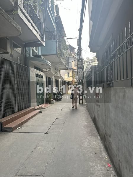Bán nhà 2 tầng cũ ngõ phố Láng Hạ. MB 180m MT 7m ô tô đỗ trước nhà tiên mua xây CH cho thuê, toà VP