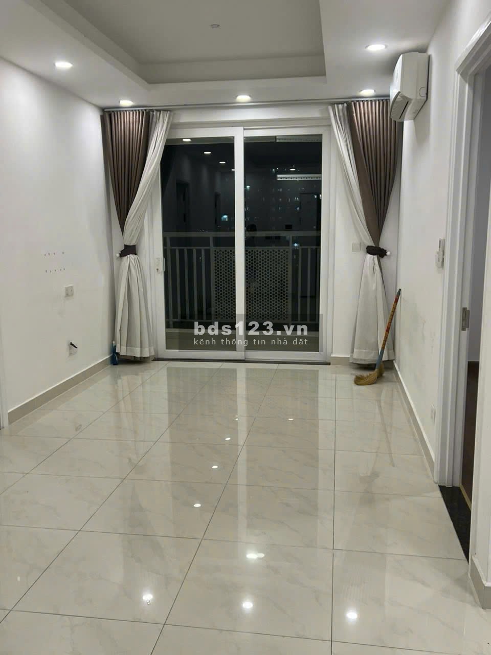 Chung cư Nguyễn Phúc Nguyên, Quận 3: 81m2, 2p ngủ, 2wc, 14tr/th