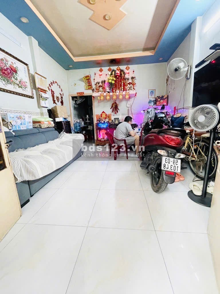 Bán nhà hẻm nhựa xe hơi, diện tích chuẩn 4.5 tỷ, vị trí đắc địa hòa bình quậnTân Phú