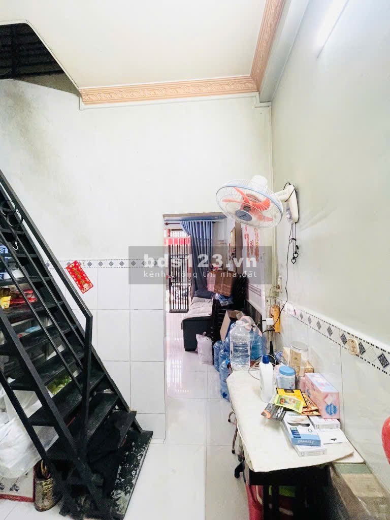 Bán nhà hẻm nhựa xe hơi, diện tích chuẩn 4.5 tỷ, vị trí đắc địa hòa bình quậnTân Phú