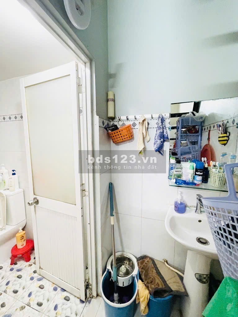 Bán nhà hẻm nhựa xe hơi, diện tích chuẩn 4.5 tỷ, vị trí đắc địa hòa bình quậnTân Phú