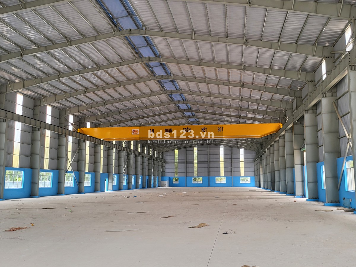 Cho thuê 1600m2 XƯỞNG mới Tân Uyên, khu Cụm Sản xuất, giấy tờ đầy đủ, đường xe công
