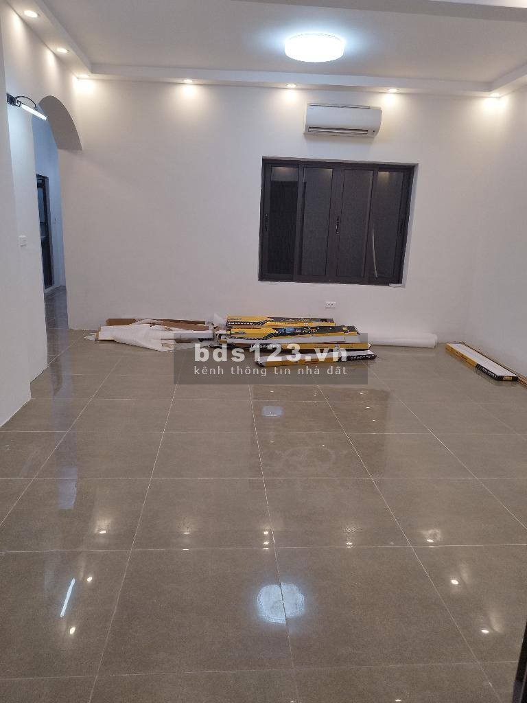Bán nhà Đê La Thành 65m sổ đỏ riêng nhà 3 tầng khung cột chắc chắn, giá 7x tỷ, ô tô đỗ tận cửa