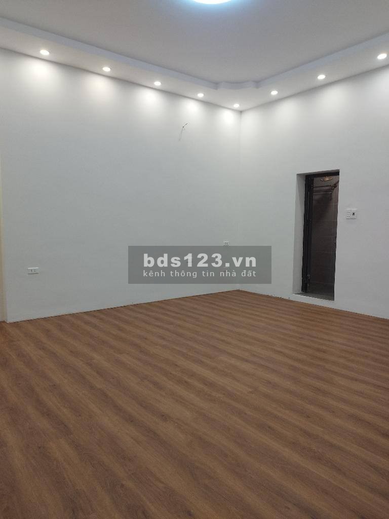 Bán nhà Đê La Thành 65m sổ đỏ riêng nhà 3 tầng khung cột chắc chắn, giá 7x tỷ, ô tô đỗ tận cửa