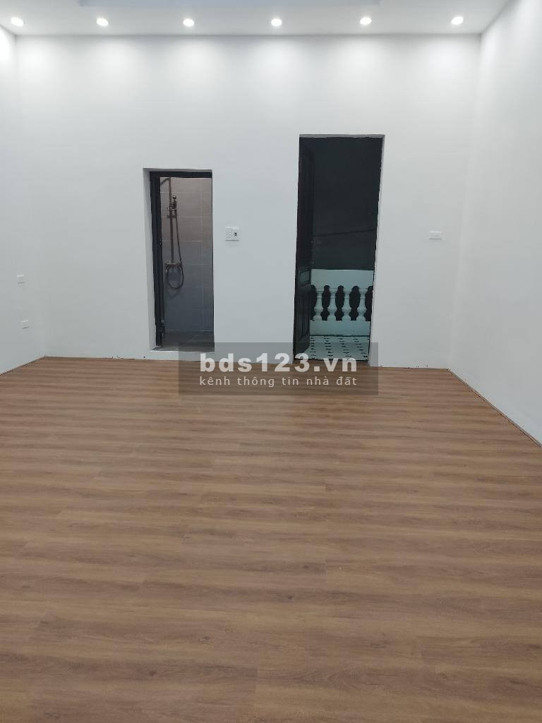 Bán nhà Đê La Thành 65m sổ đỏ riêng nhà 3 tầng khung cột chắc chắn, giá 7x tỷ, ô tô đỗ tận cửa
