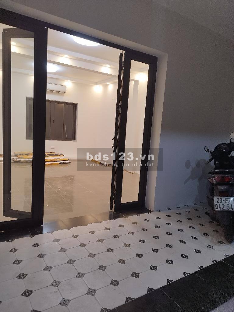 Bán nhà Đê La Thành 65m sổ đỏ riêng nhà 3 tầng khung cột chắc chắn, giá 7x tỷ, ô tô đỗ tận cửa