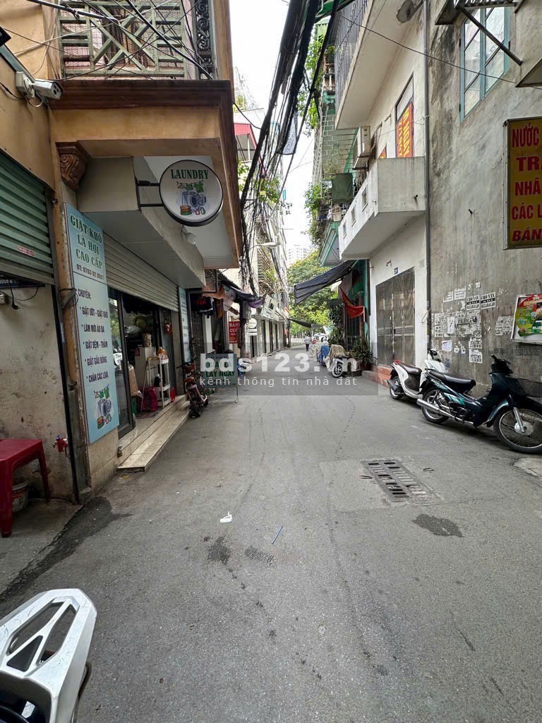 Bán nhà tại Giáp Bát, dt 45m², giá 3.6 tỷ. 2 tầng - Đẹp, ở ngay - Ô tô đỗ cửa - Tiện ích bạt ngàn
