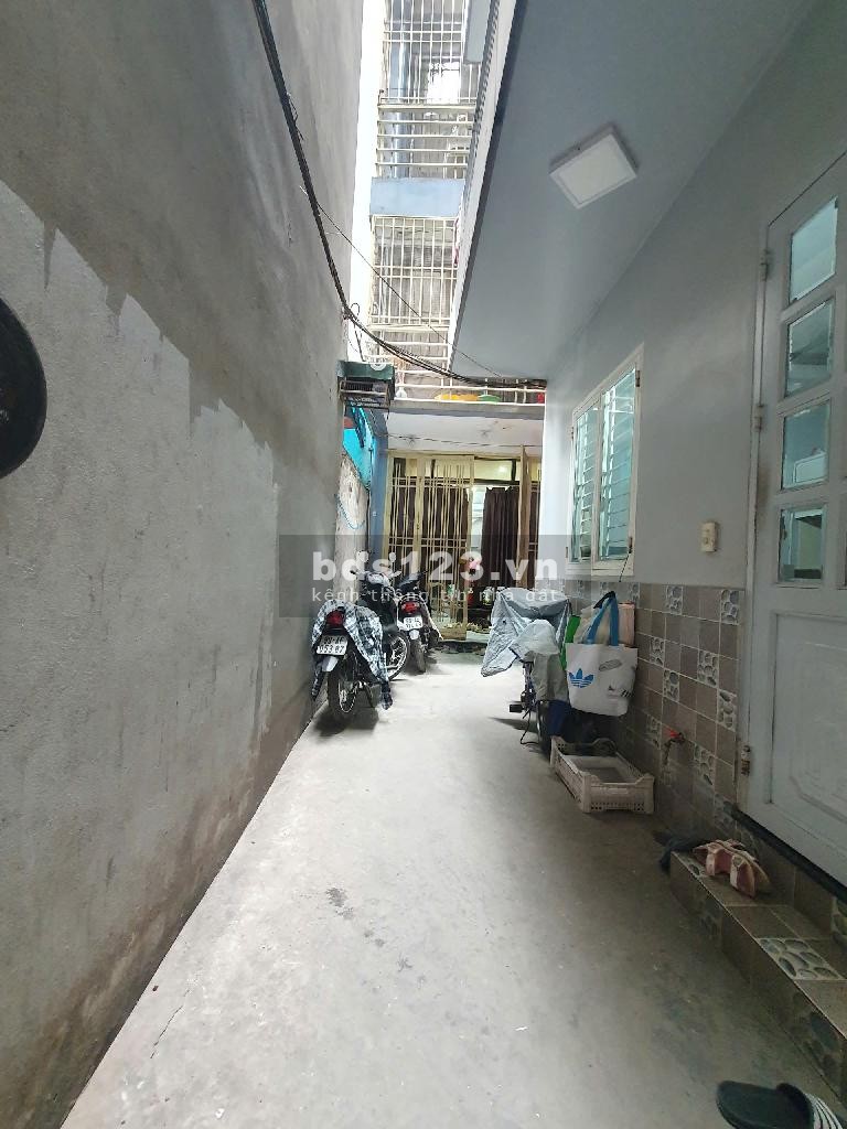 Ngôi nhà tọa lạc trong ngõ phố Khương Trung, thông thoáng thuận tiện