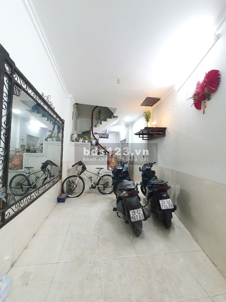 Ngôi nhà tọa lạc trong ngõ phố Khương Trung, thông thoáng thuận tiện