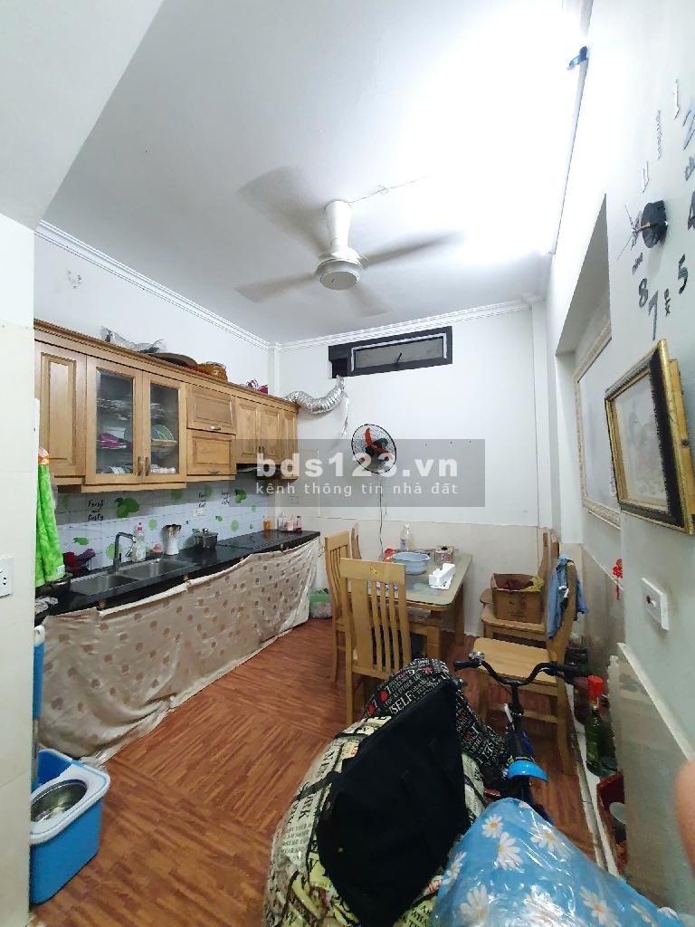 Ngôi nhà tọa lạc trong ngõ phố Khương Trung, thông thoáng thuận tiện