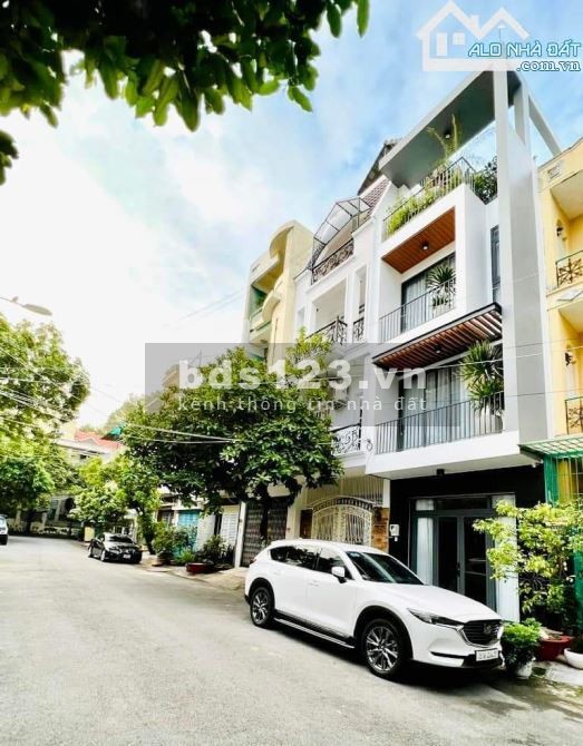 Mặt phố Hoàng Hoa Thám - Ba Đình - Ô tô ngủ trong nhà - Kinh doanh - Lô góc 4 mặt thoáng - Rộng