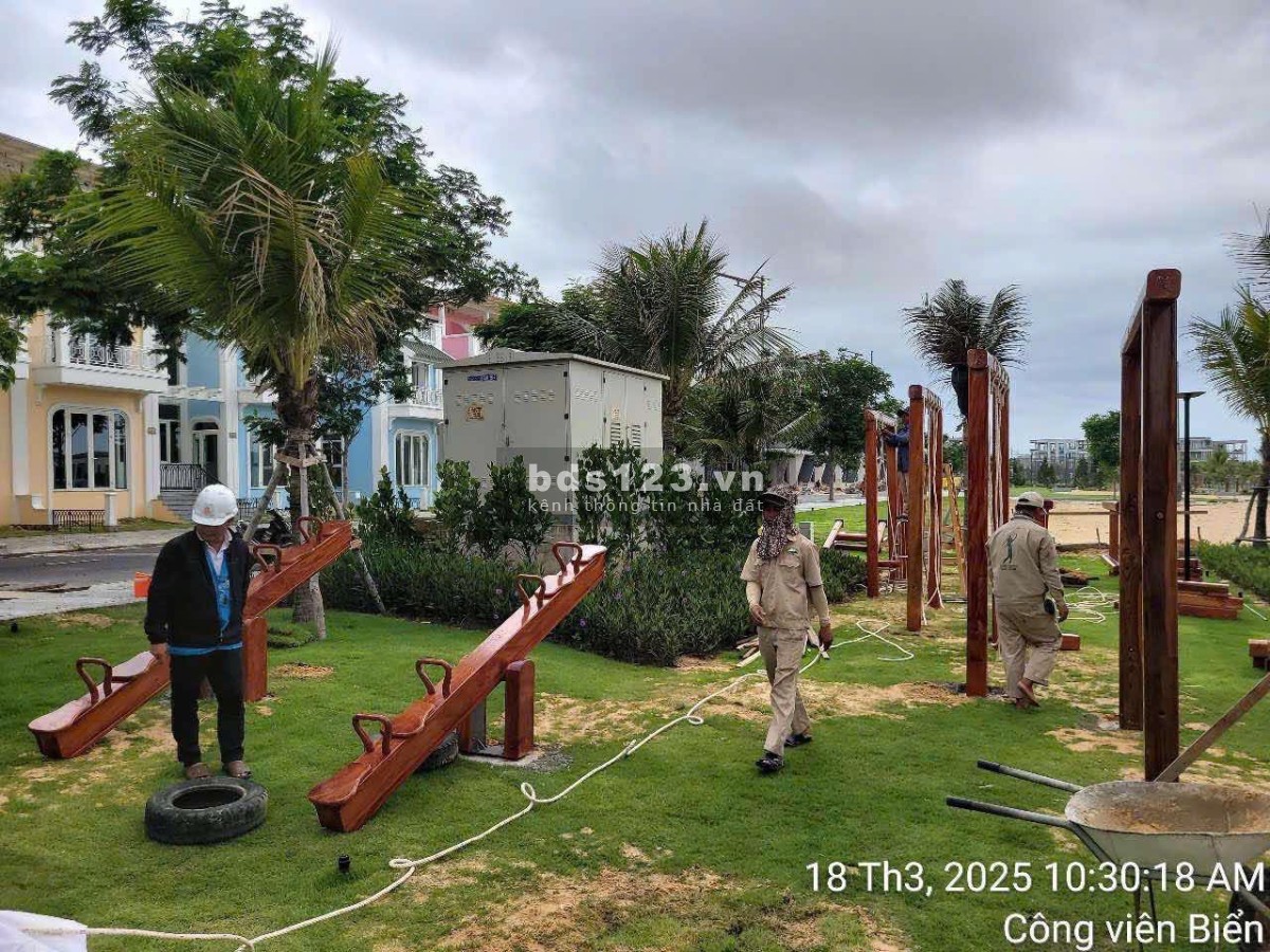 Cần bán 01 căn nhà phố 6D-01.41 căn xẻ khe view trực diện công viên khu Parasol Sunpark