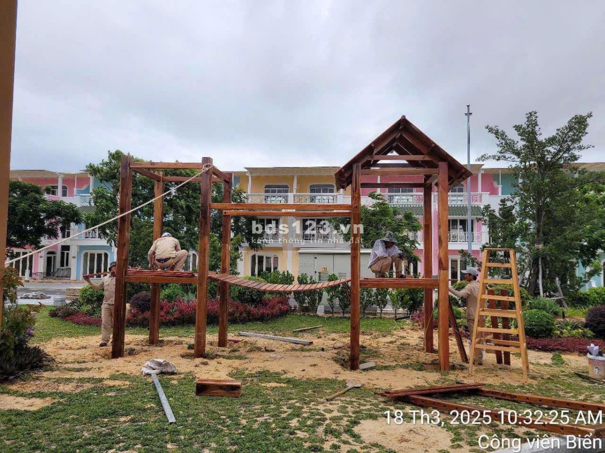 Cần bán 01 căn nhà phố 6D-01.41 căn xẻ khe view trực diện công viên khu Parasol Sunpark