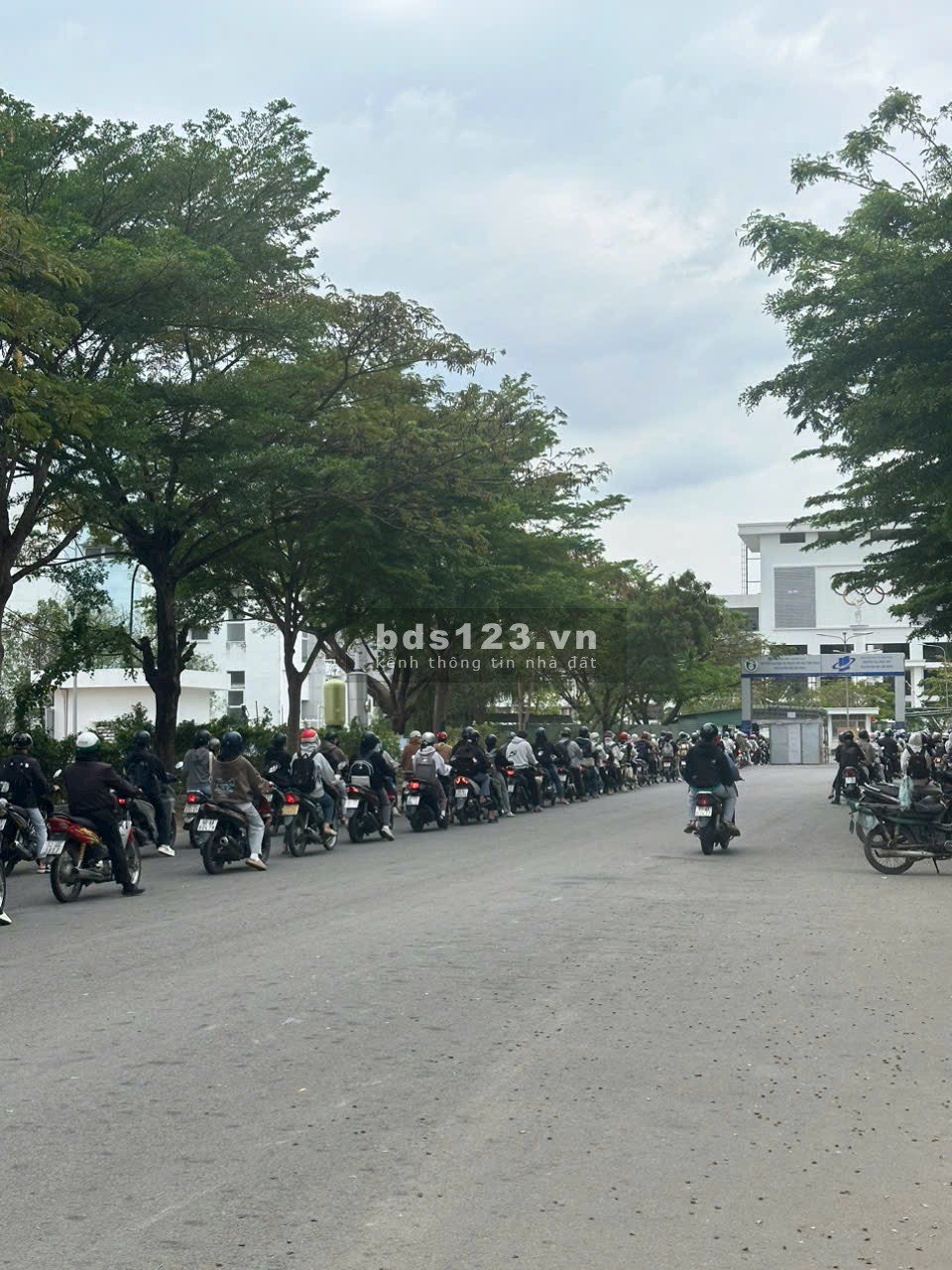 Bán nền KDC Nhơn Đức 5x19m 95m2 giá 3,8 tỷ. LH 070 4090 *** Chị Hằng