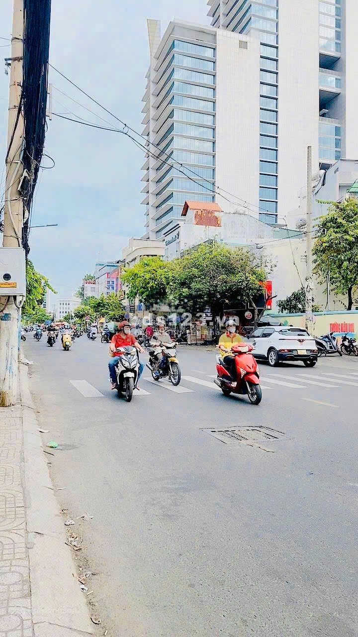 Cho thuê tòa nhà 186-186A Cách Mạnh Tháng 8 DTSD: 780m2 – Trụ sở đẳng cấp ngay trung tâm quận 3 !!!
