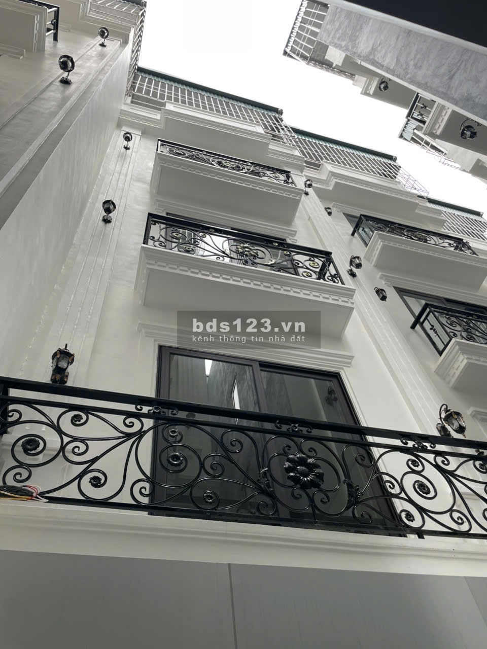 Bán nhà Ngọc Thụy – 43m² x 5 tầng – Giá 7.9 tỷ – 2 mặt ngõ thoáng – Full nội thất