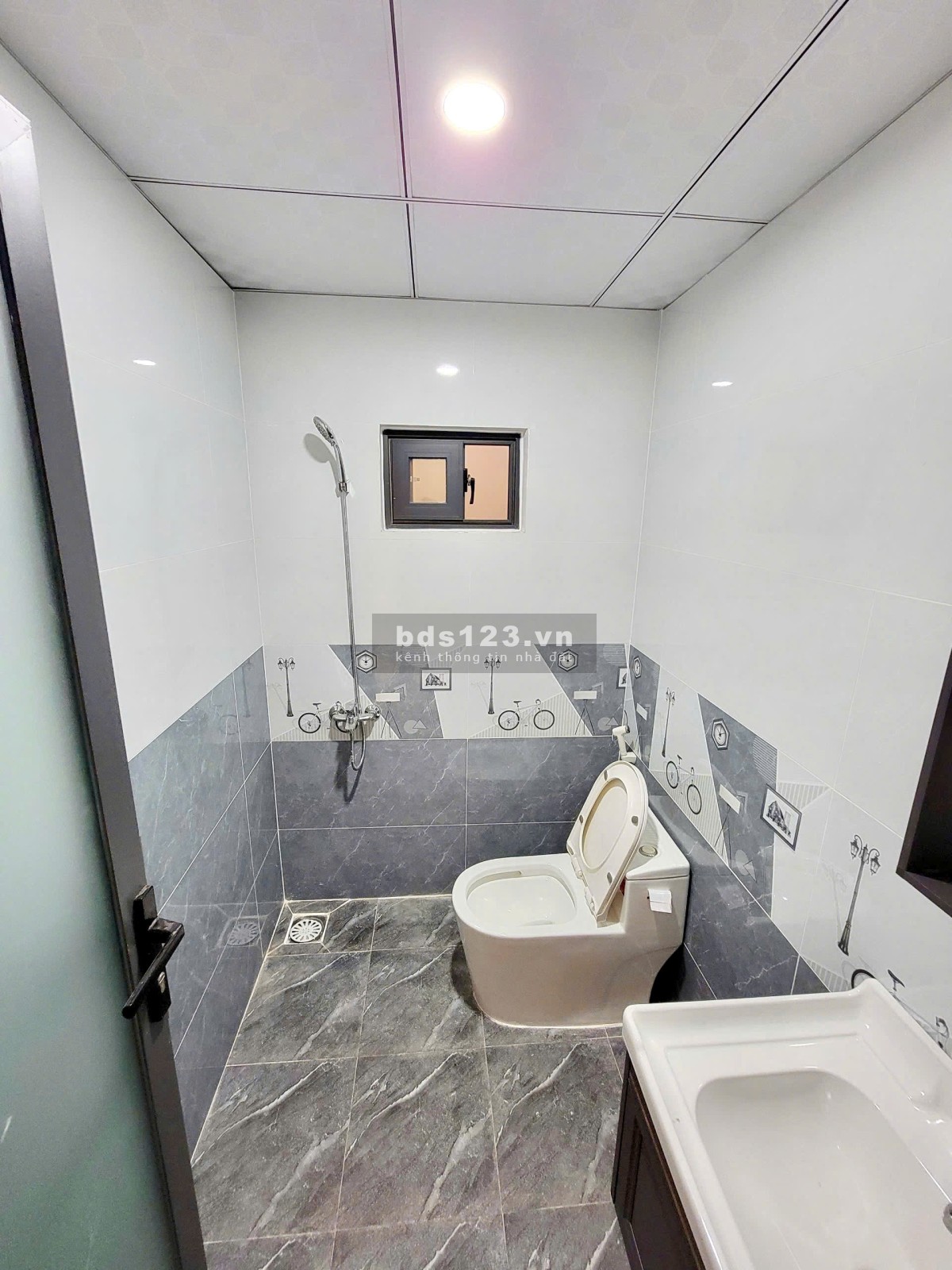 Nhà phố Châu Âu đường 19m sát chợ Phùng Hưng, 3PN, 1P thờ, 1PK, 1 bếp, 2wc, 2 kho để đồ, sân xe 8m